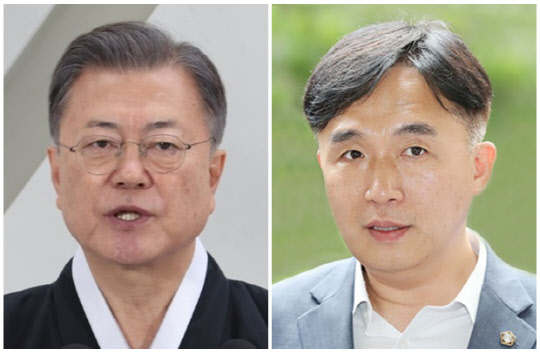 문재인 대통령(왼쪽)과 정철승 변호사. <연합뉴스>